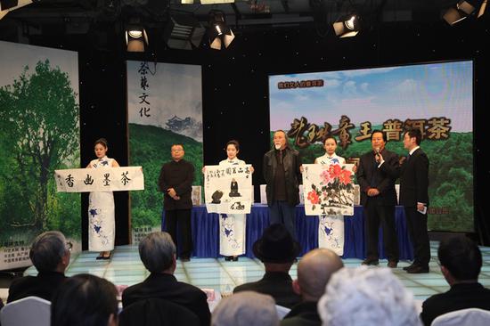 中国国家画院研究员邢少臣、
中国金融书法家协会第一、二届主席张铜彦、
现代工笔画院院长王天胜现场展示作品