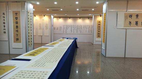 [图注：李之柔诗文书法（台湾展）现场]