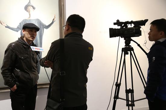 先声画廊总监姜永平接受采访