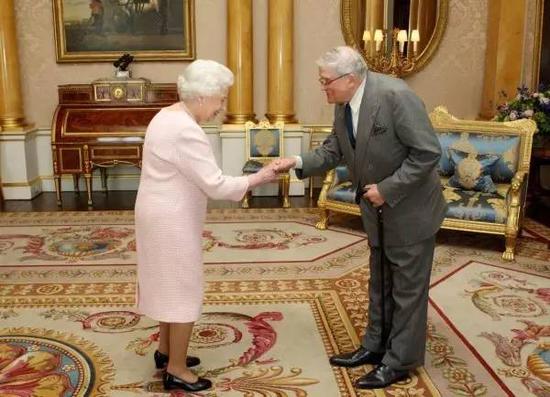 　　2012年，伊丽莎白二世女王为霍克尼颁发了英国功绩勋章（另一位获得过这一殊荣的英国艺术家是伟大的卢西安·弗洛伊德）