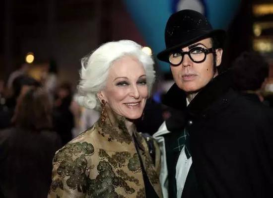 　　Carmen Dell’Orefice and Patirc McDonald by Bill Cunningham （被誉为“冻龄女神”的Carmen Dell’Orefice是当今时尚界最资深的超模，已经86岁的她依然活跃在T台；Patirc McDonald是纽约的时尚偶像，以夸张妖艳的丹蒂风格著称）