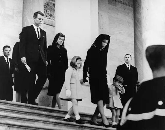 　　Jacqueline Kennedy by Bill Cunningham, 1963（杰奎琳身上穿的这套Balenciga套装原本是红色的，在肯尼迪总统去世后，杰奎琳把这套衣服交给比尔，请他染成了黑色用来出席葬礼）