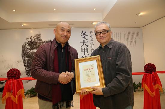 信远控股集团副董事长宋斌先生给逄小威颁发展览证书