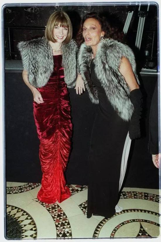 　　Anna Wintour (left) and Diane von Furstenberg by Bill Cunningham（Anna Wintour是美国版《Vogue》杂志主编，时尚界的“女魔头”；Diane von Furstenberg是美国著名服装设计师）