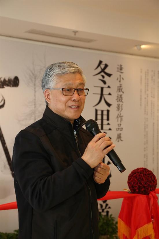 国家博物馆副馆长陈履生先生在逄小威摄影展开幕式上致辞