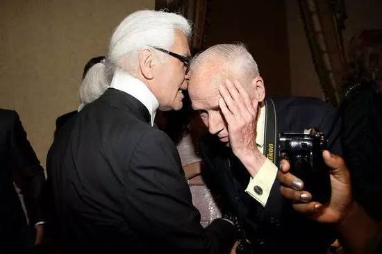 　　Bill Cunningham and Karl Lagerfeld（老佛爷Karl Lagerfeld，Chanel的艺术总监，永远精力充沛、精致优雅，被媒体誉为“当代文艺复兴的代表”）