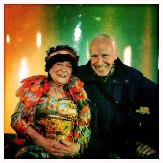 　　Bill Cunningham and Editta Sherman（比尔的邻居、摄影师Editta Sherman是卡内基公寓里最老的艺术家，活了101岁，曾为无数好莱坞明星和艺术家拍过肖像，也是当年安迪·沃霍尔的缪斯）