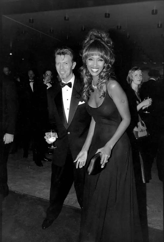 　　David Bowie and Iman by Bill Cunningham, 1994（摇滚巨星大卫·鲍伊的妻子Iman是一名来自索马里的超模）