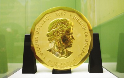 这枚面值100万加拿大元的金币直径53厘米，厚3厘米，重达100公斤。东方IC