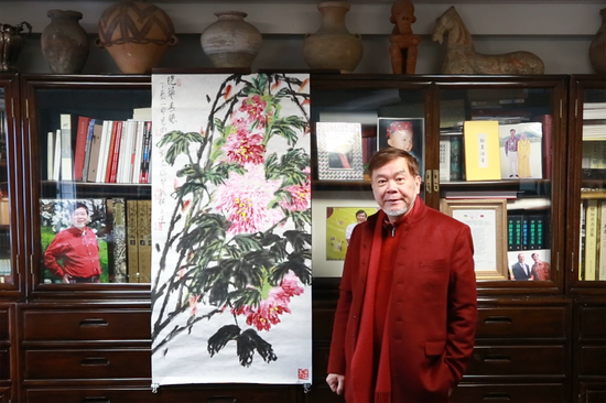 何水法与作品《抱华春浓》合影