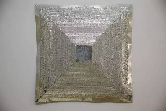 王峰《30001次空间干预》
尺寸:100×100×10cm
时间:约68小时
材质:铁皮
实施工具:一颗钉子 一把锤子