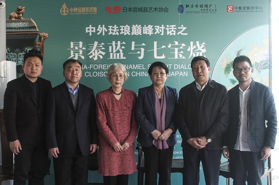 日本七宝烧领航人高桥通子(左三)、中国文物学会珐琅专业委员会会长、原故宫博物院副院长陈丽华(右三)、北京市珐琅厂董事长衣福成(右二)、中国工艺美术大师钟连盛(左二)、中藝堂藝術中心总经理鲍俊松(左一)、中外珐琅美术馆馆长朱景优(右一)