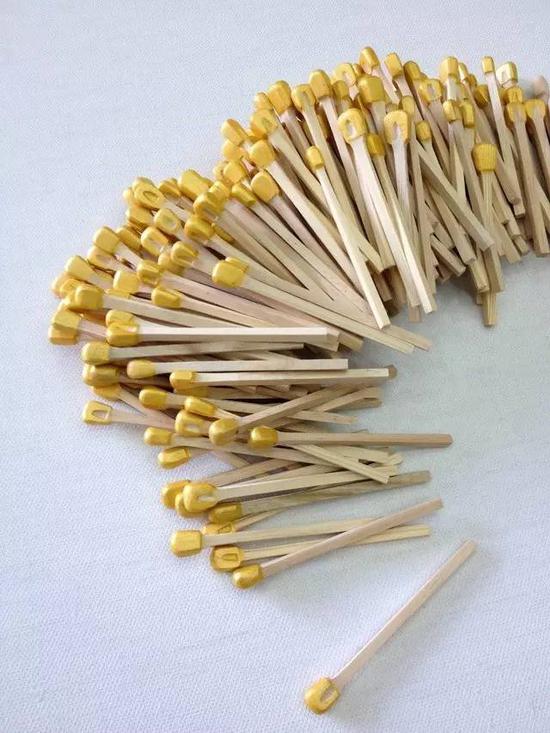 司建伟《淘·离》 材质:玉米脱粒机、玉米、亚克力 尺寸:可变(地面装置)、222x11x102cm(墙面装置) 时间:2014