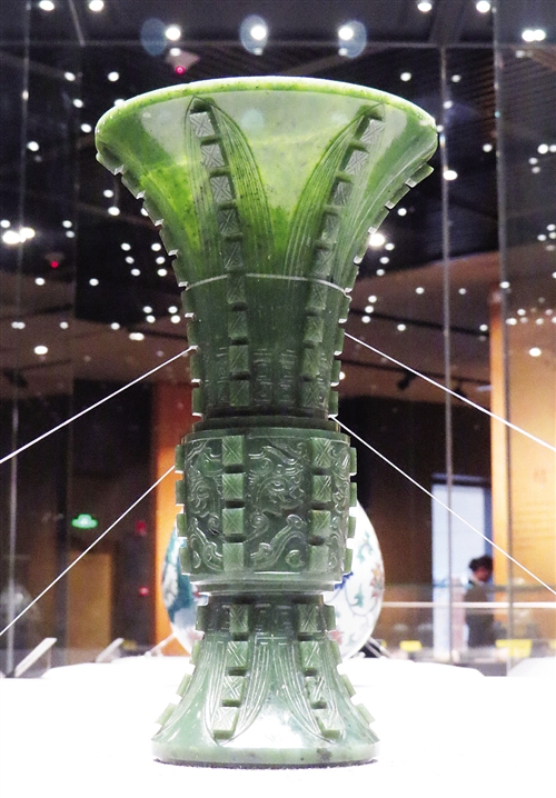 清乾隆·碧玉兽面纹觚 觚是中国古代一种用于饮酒的容器，也用作礼器，这件玉器便是仿造了古器物的造型
