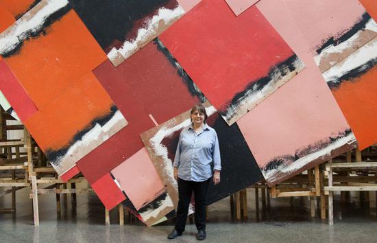 Portrait of Phyllida Barlow with dock 2014 J Fernandes。图片：Courtesy of Tate Photography