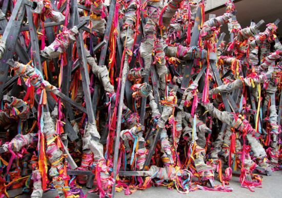 Phyllida Barlow, installation view of TIP, 2013。图片:Copyright Phyllida Barlow. Photo by Greenhouse Media. Courtesy of the artist and the Carnegie Museum of Art