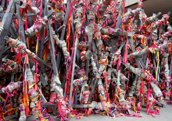 　　Phyllida Barlow, installation view of TIP, 2013。图片：Copyright Phyllida Barlow. Photo by Greenhouse Media. Courtesy of the artist and the Carnegie Museum of Art