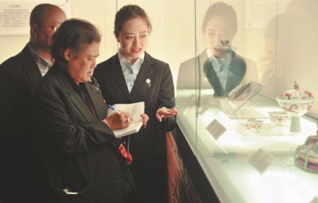 4日，四川博物院，泰国公主诗琳通一边参观一边做笔记。