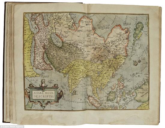 　　地图册合理地将世界地图统一起来，按着大洲，地区和国家进行分类。图中是亚洲地图，让人叹为观止。