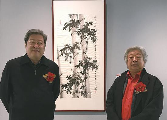 山东省原副省长张建国在孙院士参展作品前合影