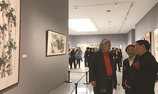 山东省原副省长郭兆信(右)欣赏孙院士参展作品《墨竹》