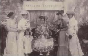 慈禧太后与外国公使夫人(1903年) 清光绪二十九年(1903年),新闻记者沈荩因报道了《中俄密约》而被清政府杖毙,引起世界舆论的谴责。慈禧太后为平息洋人的“怒火”,于重阳节这一天在颐和园乐寿堂宴请外国公使夫人,此帧照片即为当时的合影