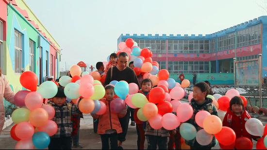 拖行中国 气球 (2)