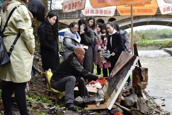 湖南省油画学会主席段江华现场写生照片