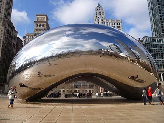美国芝加哥千喜公园的经典作品《云门》，映照周围城市风景与人群