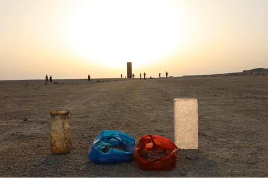 胡迪生把作品《等值兑换》带到卡塔尔西部沙漠与沙漠中的里查·塞拉作品《东-西西-东》对话