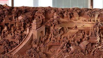 7年雕刻18米红木《清明上河图》 巧工匠厉害了