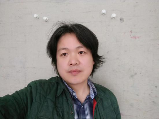 　　郭志锋，河南滑县人，1999年毕业于郑州轻工业学院艺术设计系，任教于南阳理工学院艺术设计学院，2013年至今生活于宋庄，从事当代艺术创作。