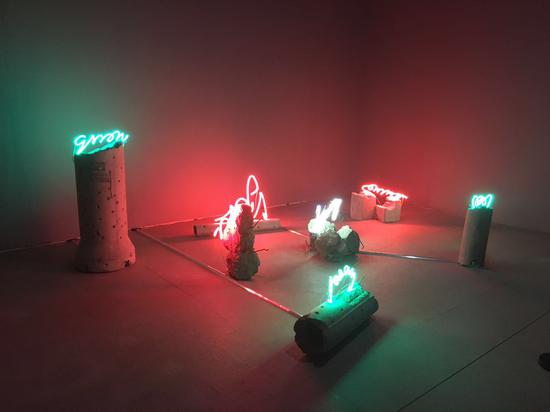 卢征远
《彼岸》
霓虹灯、废弃建筑物
作品尺寸可变
2015年
作品由艺术家提供,北京