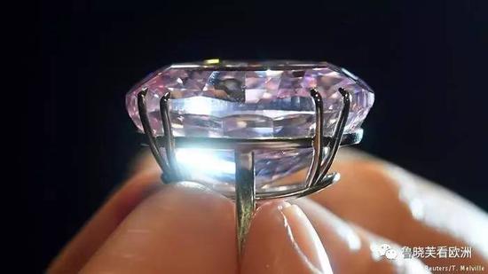 一颗名为“粉红之星”的超大粉钻，在香港苏富比拍卖行，以7120万美元成交