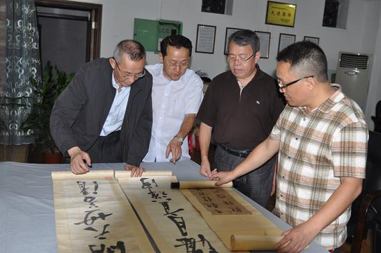 2014年9月，重庆市可移动文物普查认定专家王川平等到巴南区国有收藏单位认定书画作品