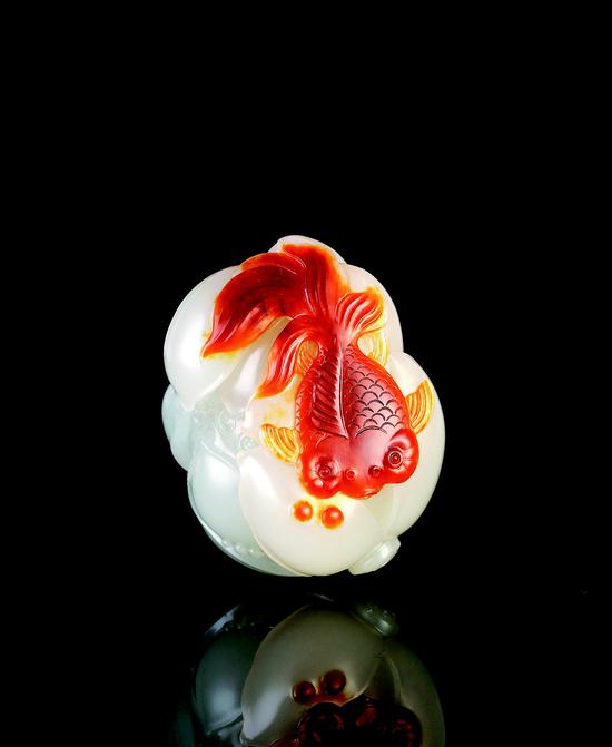 01858 孙鹏 和田玉籽料连年有余
规格:4.2×3.5×2.7cm
重量:48.2g