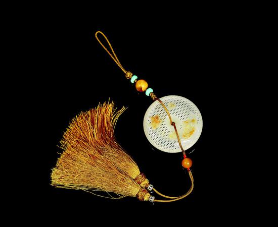 01993 王金高 和田玉籽料香囊
规格:高1.8cm 直径5.2cm
重量:15.5g