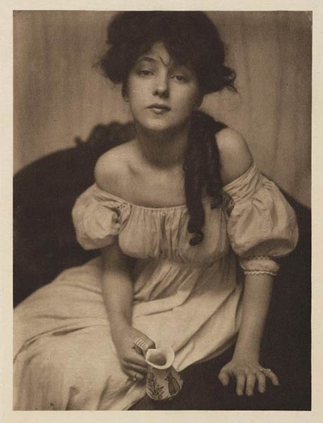 Gertrude Ka?sebier拍摄于1902年的作品“Evelyn Nesbit肖像”