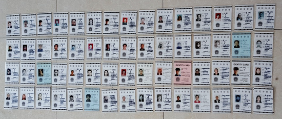 《朱发东《身份证》，1998-2017，装置，手工填写塑封，1组60幅，每个13x9cm