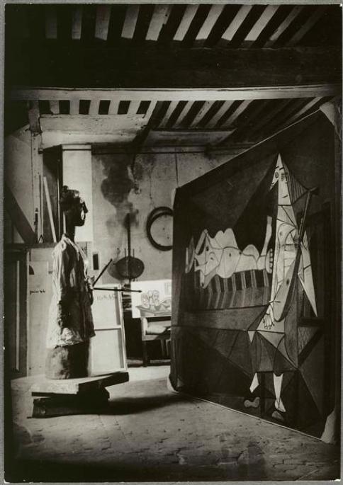 　　雕塑-长裙女人-面朝油画-晨曲-而立》，布拉塞（Brassa ）于1946年摄于毕加索在巴黎奥古斯汀大街的画室