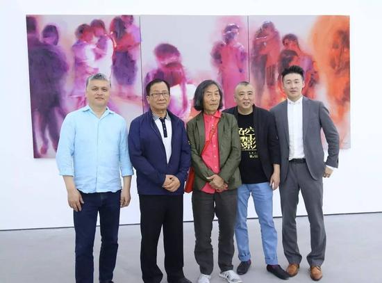 左起:著名收藏家任天进、台湾著名收藏家林明哲、著名艺术家王冬龄、艺术家冯斌、e当代美术馆执行馆长Kenna