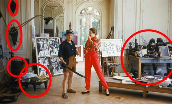毕加索与名模贝缇娜·格拉奇阿妮在加利福利亚别墅。1955年Mark Shaw为《LIFE》杂志拍摄