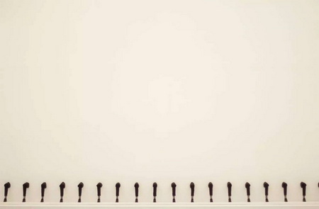 吕连涛《一排腿》《A row of leg》;互动装置 材料:综合材料 尺寸:680cm × 60cm× 60cm 时间:2016