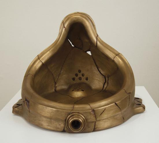 　　　　Mike Bidlo，《Fractured Fountain（Not Duchamp Fountain 1917）》，2015年。图片：致谢Francis M。 Naumann Fine Art，LLC