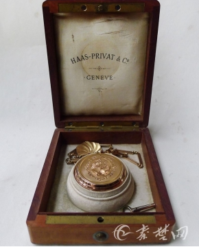 这块表是1854年左右生产的百达翡丽女士怀表，距今已有160多年历史。