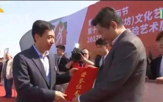 为中国艺术研究院中国油画院副院长 徐青峰 颁发证书