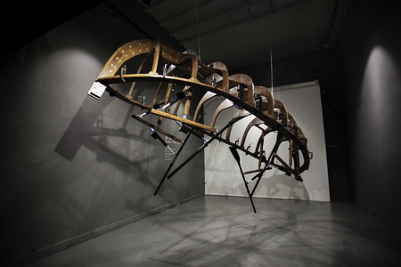 张沐辰 Zhang Muchen 西西弗斯之船,2016 The Boat Of Sisyphus,2016 互动装置 Interactive Installation 木材 ,电机,微处理器, 桨 Wood, Machinery, Micro-processors, Oar 尺寸可变 Dimensions Variable