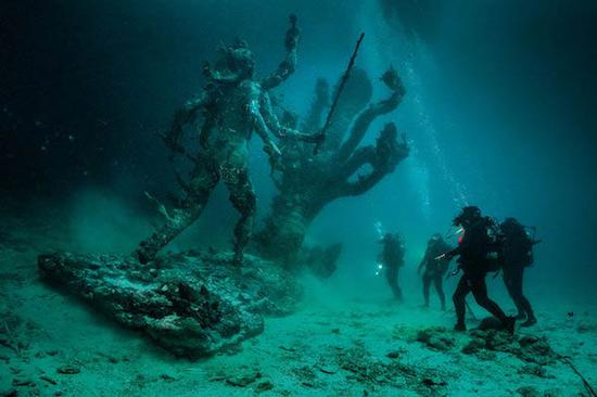 四位潜水者发现了海洋中的珍宝。拍摄：Christoph Gerigk 供图：达明·赫斯特与科学有限公司