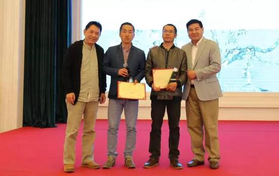 倪召兴（右一）与评委会委员姜国芳（左一）为二等奖获奖艺术家颁奖。