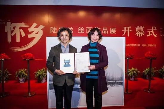 陆庆龙向南京大学博物馆捐赠作品